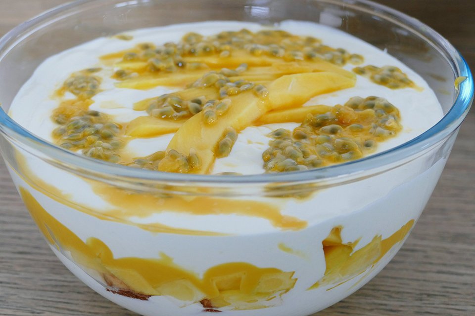 Trifle met Griekse yoghurt, mango, vanillepudding en advocaat – Miss Bonbon