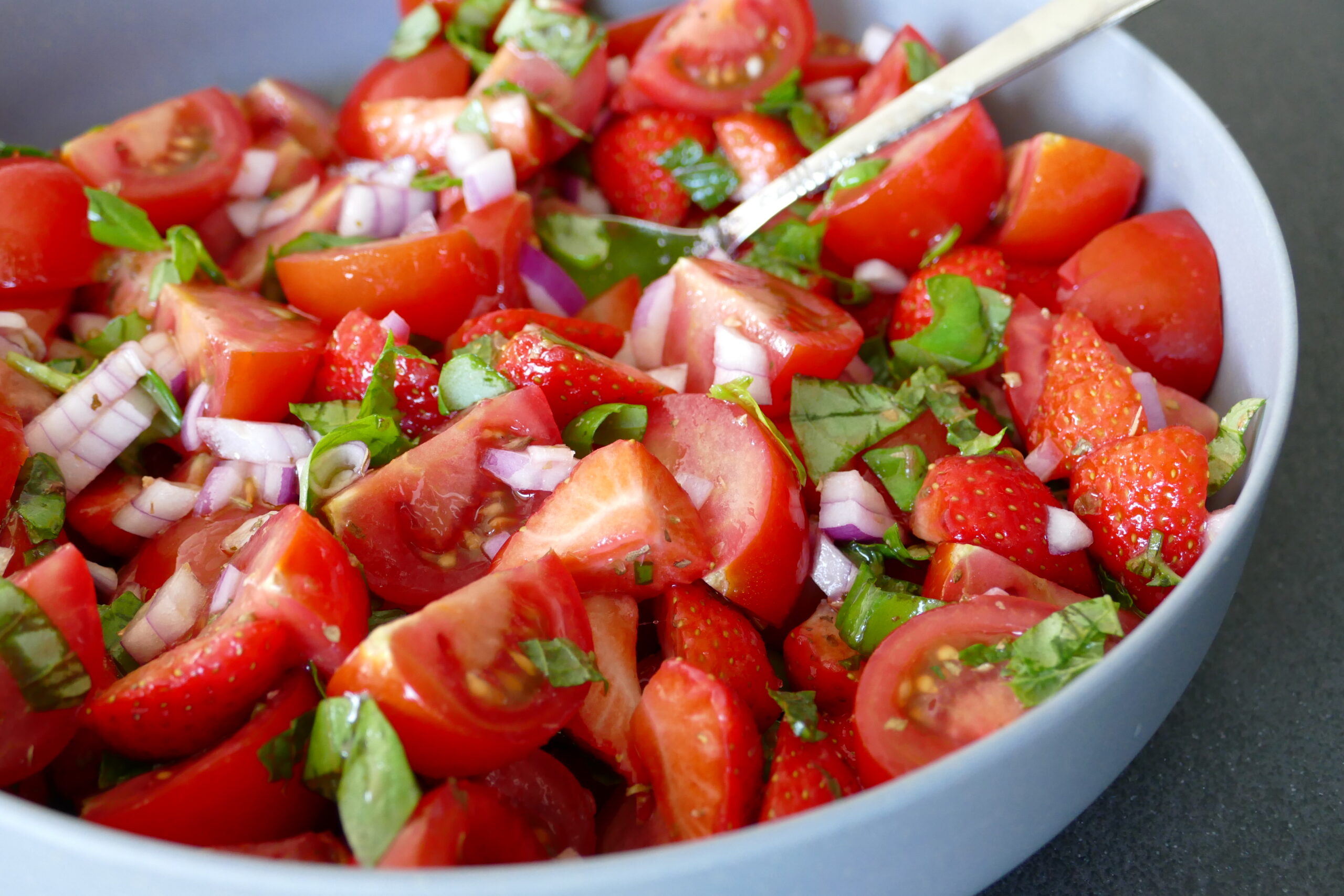 Tomaten-aardbeiensalade