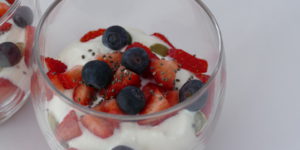 Ontbijttiramisu met aardbeien en granola