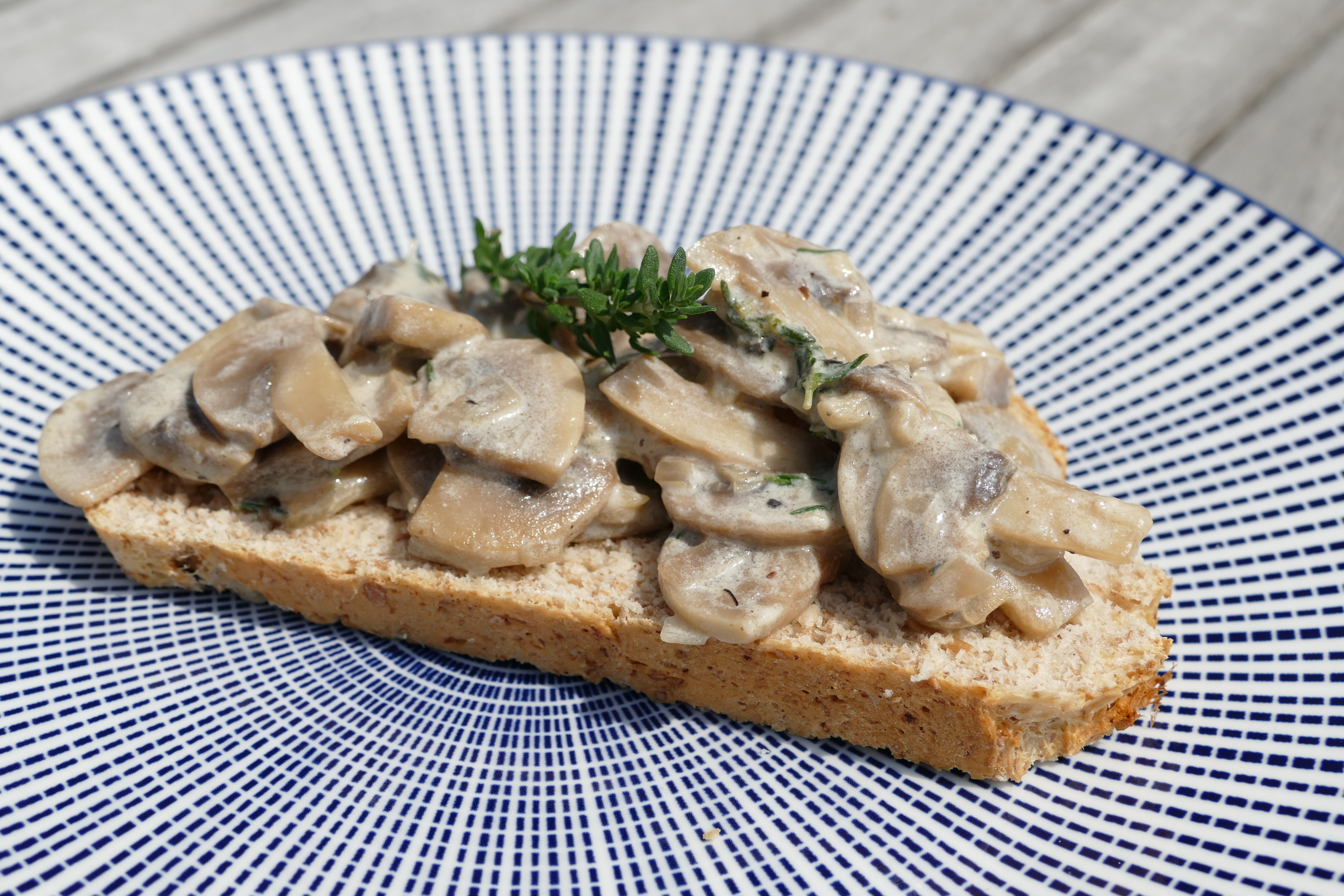 Toast champignon met look en tijm