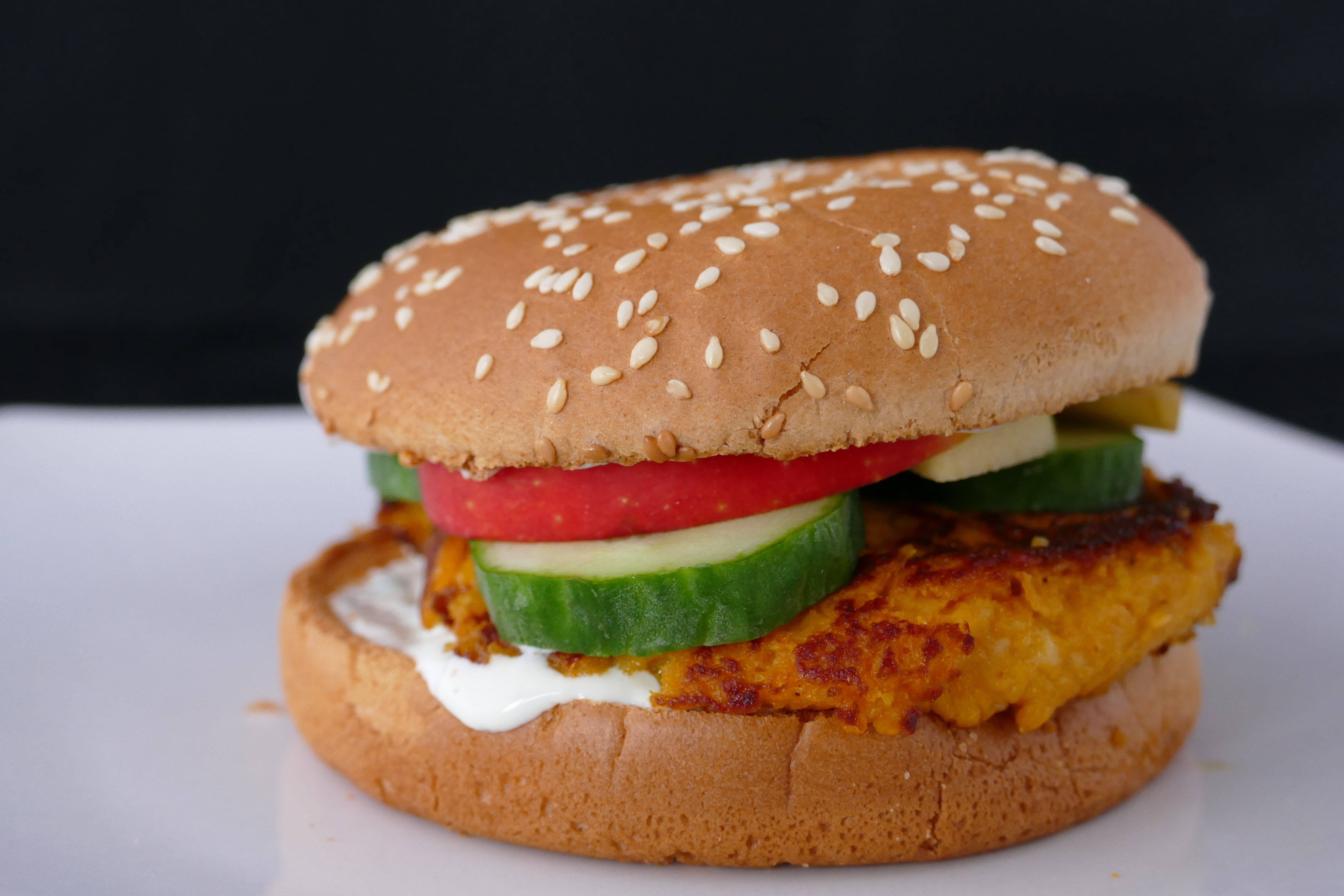 Burger van zoete aardappel, halloumi en kikkererwten