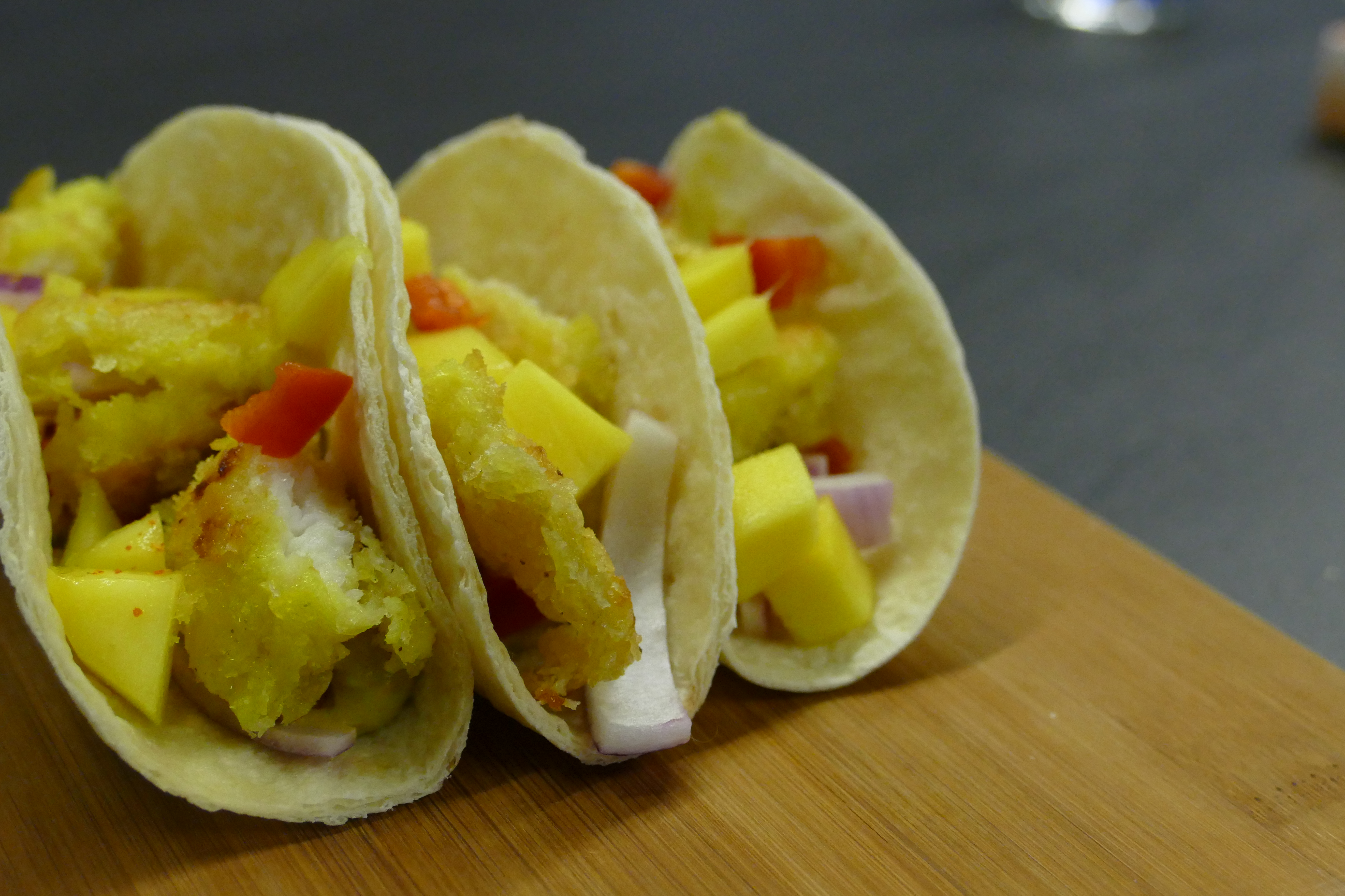 Taco’s met gepaneerde vis, mango en avocadocrème